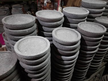 Taştan yapılmış havan topu yığını