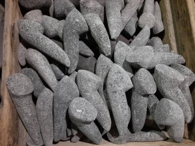 Geleneksel tokmak yığını, taştan yapılmış.