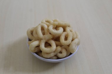 Lanting, Endonezya 'dan geleneksel aperatif. Kızarmış kaju hamurundan yapılır.