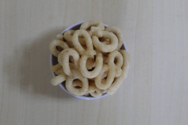 Lanting, Endonezya 'dan geleneksel aperatif. Kızarmış kaju hamurundan yapılır.