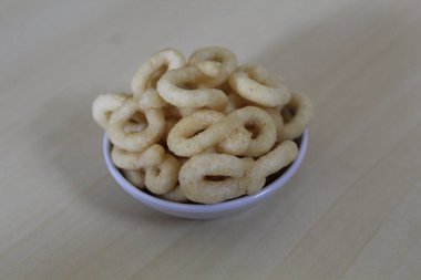 Lanting, Endonezya 'dan geleneksel aperatif. Kızarmış kaju hamurundan yapılır.