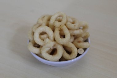 Lanting, Endonezya 'dan geleneksel aperatif. Kızarmış kaju hamurundan yapılır.