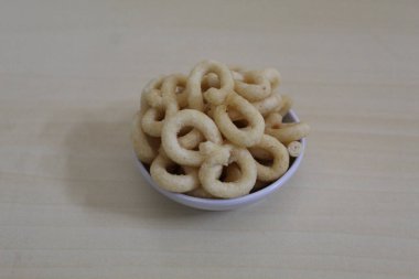 Lanting, Endonezya 'dan geleneksel aperatif. Kızarmış kaju hamurundan yapılır.