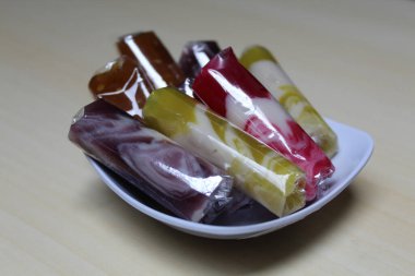 Renkli Jenang Zebra veya Dodol Zebra, Endonezya 'dan yerel aperatifler glutinöz pirinç ve şekerden yapılır.