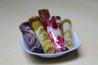 Renkli Jenang Zebra veya Dodol Zebra, Endonezya 'dan yerel aperatifler glutinöz pirinç ve şekerden yapılır.