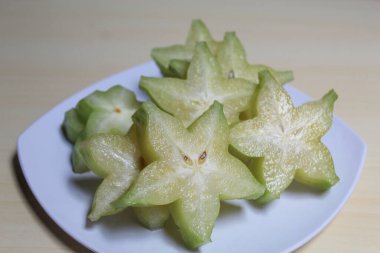 Carambola, Averrhoa Carambola 'nın meyvesidir. Yeşil-sarı renk. Dilimlere böl.