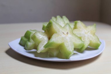 Carambola, Averrhoa Carambola 'nın meyvesidir. Yeşil-sarı renk. Dilimlere böl.