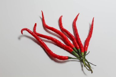 Uzun ince kırmızı biber, beyaz arka planda izole edilmiş.