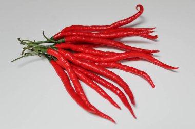 Uzun ince kırmızı biber, beyaz arka planda izole edilmiş.