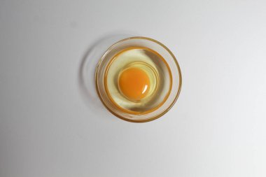 Cam kasede çiğ yumurta. Beyaz arkaplanda izole.