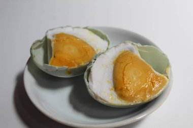 Tuzlu yumurta, ördek yumurtasından yapılmış. Beyaz arkaplanda izole