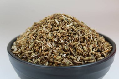 Aniseed 'in kurumuş granülleri, veya Pimpinella Anisum tohumu, veya Adas Manis, bir kasenin içinde.