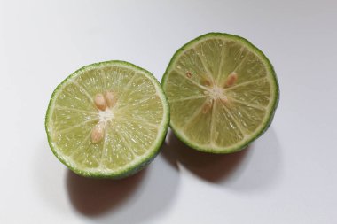 Yeşil kireç, beyaz arkaplanda yalıtılmış.