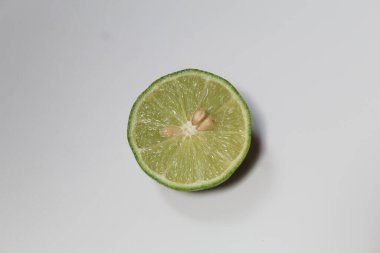 Yeşil kireç, beyaz arkaplanda yalıtılmış.