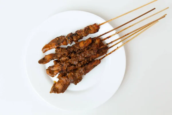 Chicken Satay Covered Peanut Sauce Bamboo Skewers Indonesian Traditional Food — Stock Photo, Image