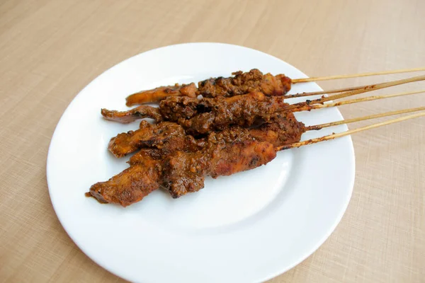 Kyckling Satay Täckt Jordnötssås Med Bambu Spett Indonesisk Traditionell Mat — Stockfoto