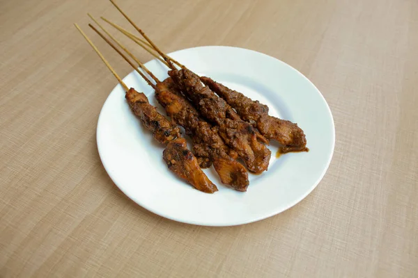 Satay Poulet Recouvert Sauce Aux Arachides Avec Brochettes Bambou Nourriture — Photo