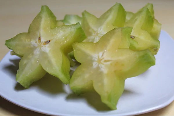 カランボラ Carambola 星の果実または5本の指 アベローラ カランボラの果実である 緑黄色の色 スライスでカット — ストック写真