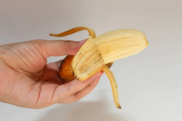 Mano Femenina Sosteniendo Plátano Pelado Pequeño —  Fotos de Stock