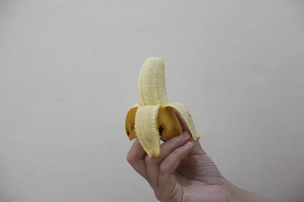 Main Féminine Tenant Une Petite Banane Pelée — Photo