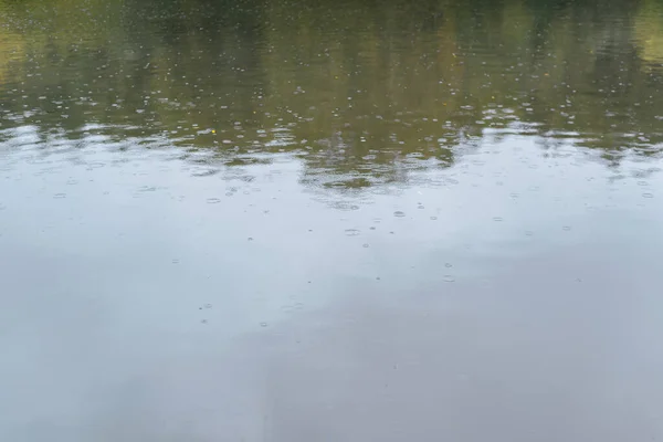 湖上有雨 水面上有雨滴 多云的寒冷天气 — 图库照片