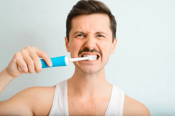 Портрет Красивого Мужчины Настойчиво Решительно Чистит Зубы Современной Электрической Зубной — стоковое фото