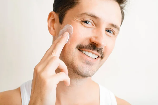 Porträt Eines Gutaussehenden Mannes Mit Leicht Unrasiertem Gesicht Der Kosmetikcreme — Stockfoto