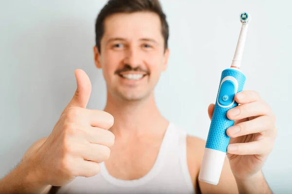 Schöner Zahnloser Lächelnder Mann Mit Moderner Elektrischer Zahnbürste Und Daumen — Stockfoto