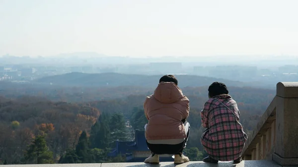 Два Человека Наблюдающие Сценой Вершины Холма Осенью — стоковое фото