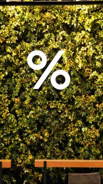 Üzerinde yüzde işareti olan sarmaşık bitki duvarı manzarası.
