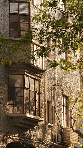 Die Alten Und Schönen Gebäude Mit Dem Warmen Sonnenlicht Und — Stockfoto