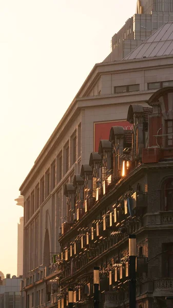 Die Alten Und Schönen Gebäude Mit Dem Warmen Sonnenlicht Und — Stockfoto