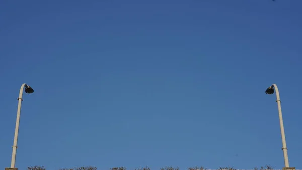 Stad Rijweg Lampen Uitzicht Met Heldere Blauwe Lucht Als Achtergrond — Stockfoto