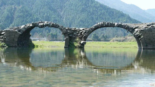 Viejo Puente Piedra Arqueada Hecho Hace Muchos Años Campo China —  Fotos de Stock