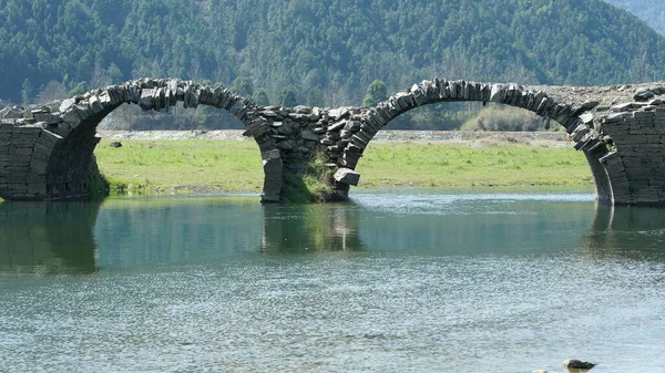 Viejo Puente Piedra Arqueada Hecho Hace Muchos Años Campo China —  Fotos de Stock