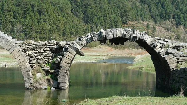 Viejo Puente Piedra Arqueada Hecho Hace Muchos Años Campo China —  Fotos de Stock