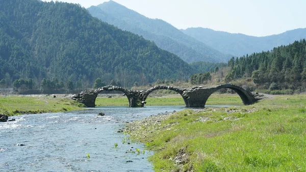 Velha Ponte Pedra Arqueada Feita Muitos Anos Campo China — Fotografia de Stock