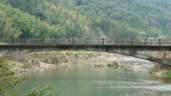 中国の田舎で何年も前に作られた古いアーチ型の石造りの橋 — ストック写真