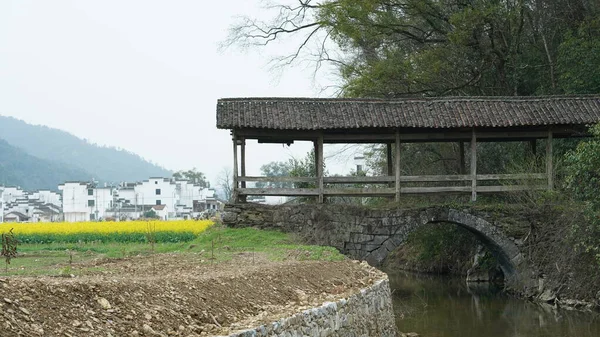 中国の田舎で何年も前に作られた古いアーチ型の石造りの橋 — ストック写真