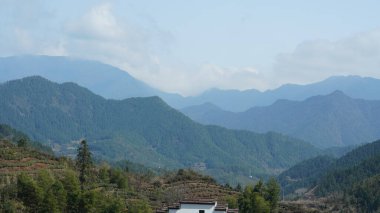 Bu güzel dağlar, güney Çin 'deki yeşil orman ve çiçek tarlalarıyla manzaralıdır.