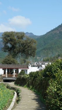 Çin 'in güneyindeki kırsal bölgelerdeki dağların bulunduğu güzel ve eski bir Çin köyü manzarası.