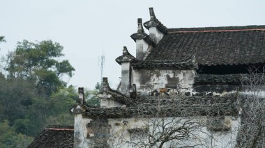 Çin 'in güneyindeki kırsal bölgelerdeki dağların bulunduğu güzel ve eski bir Çin köyü manzarası. 