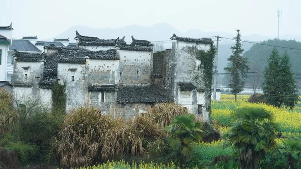 Çin 'in güneyindeki kırsal bölgelerdeki dağların bulunduğu güzel ve eski bir Çin köyü manzarası. 