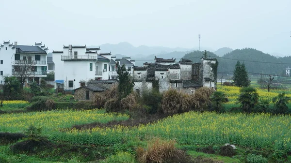 中国南部の田舎に位置し それの周りの山々と美しく 古い中国の伝統的な村の景色 — ストック写真