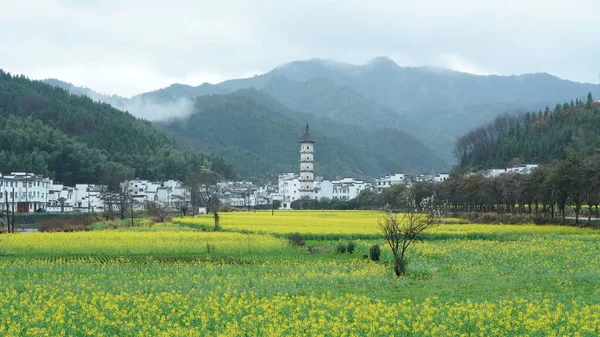 Όμορφη Και Παλιά Παραδοσιακή Κινεζική Θέα Του Χωριού Βουνά Γύρω — Φωτογραφία Αρχείου