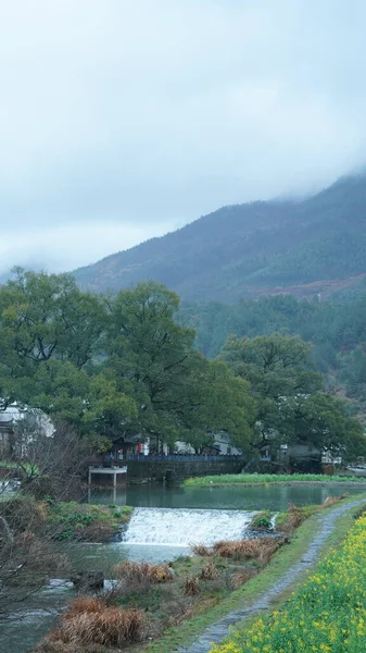 Het Prachtige Oude Traditionele Chinese Dorp Uitzicht Met Bergen Eromheen — Stockfoto