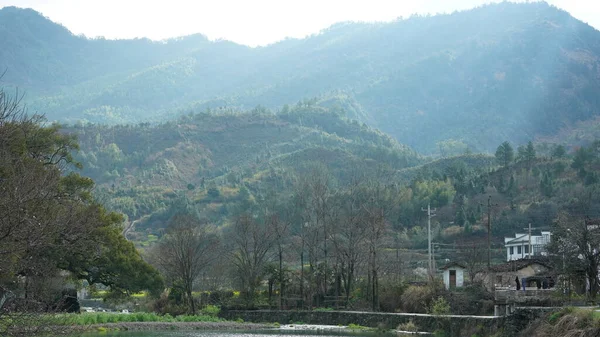 中国南部の田園地帯に緑の森と花畑が広がる美しい山の景色 — ストック写真
