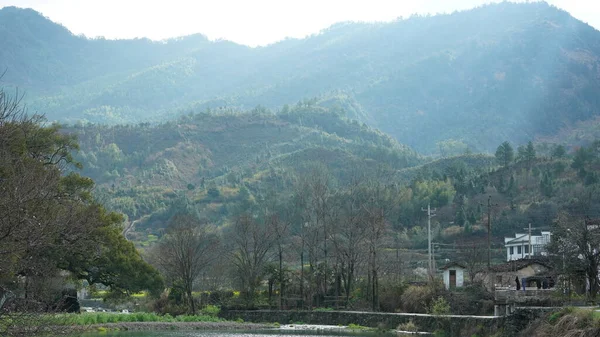 Güzel Dağlar Güney Çin Deki Yeşil Orman Çiçek Tarlalarıyla Manzaralıdır — Stok fotoğraf