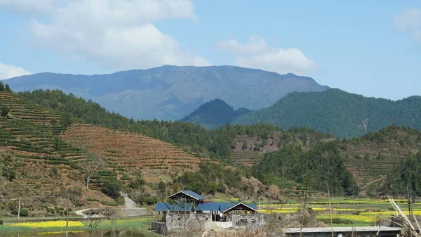 Красивая Старая Традиционная Китайская Деревня Окружающими Горами Расположенными Сельской Местности — стоковое фото