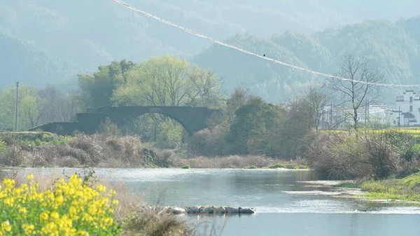 Een Oude Stenen Boogbrug Gelegen Het Platteland Van Het Zuiden — Stockfoto